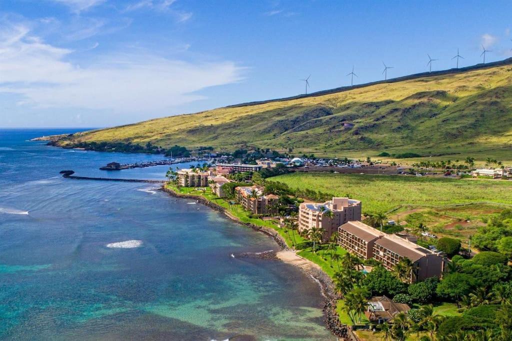 Apartment Maui Oceanfront Haven: Beachside Retreat With Turtle & Whale Watching *