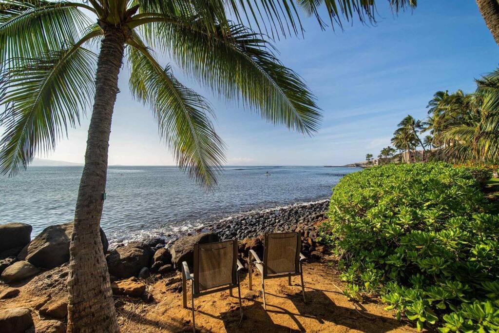 Apartment Maui Oceanfront Haven: Beachside Retreat With Turtle & Whale Watching *