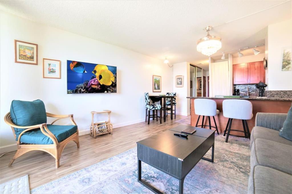 Apartment Maui Oceanfront Haven: Beachside Retreat With Turtle & Whale Watching *