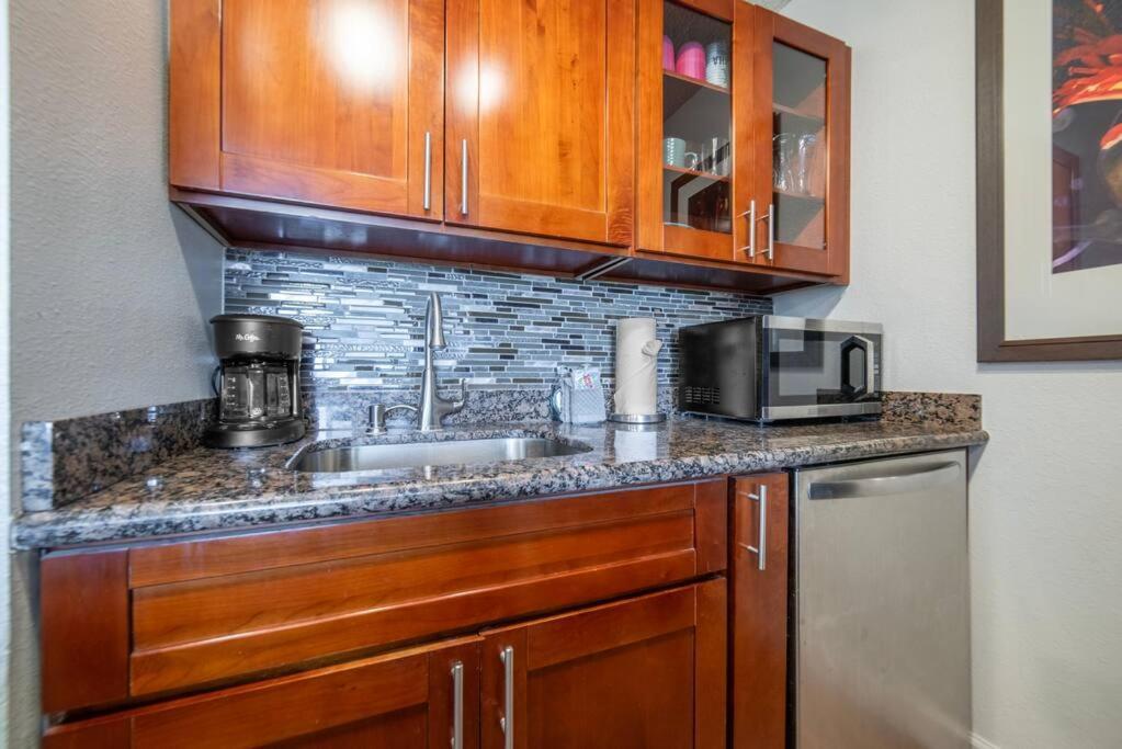 Maui Oceanfront Haven: Beachside Retreat With Turtle & Whale Watching Apartment