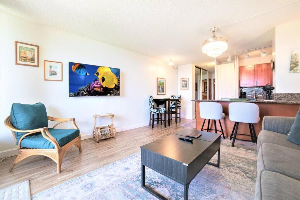 Maui Oceanfront Haven: Beachside Retreat With Turtle & Whale Watching Apartment *