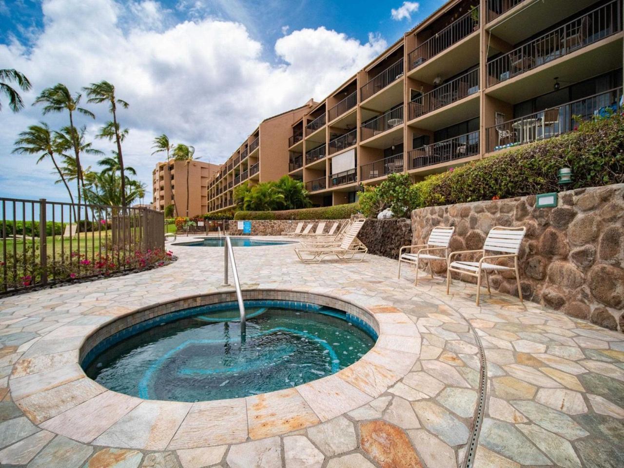 Apartment Maui Oceanfront Haven: Beachside Retreat With Turtle & Whale Watching *